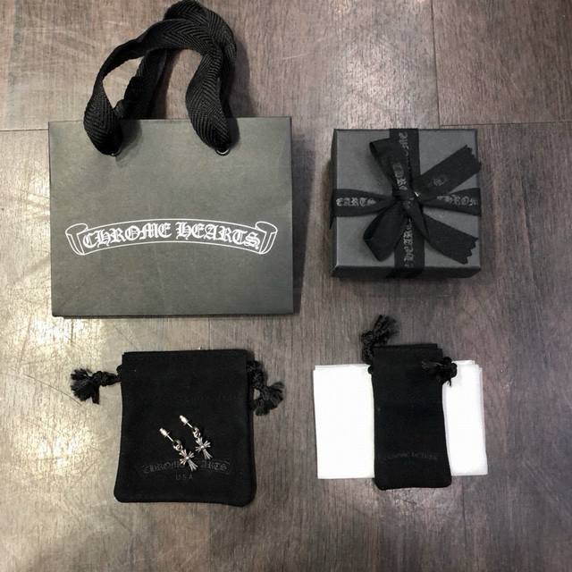 新款 专柜品质 Chrome Hearts克罗心经典复古十字架耳钉 凹凸造型不同的花纹设计风格 呈现出与众不同 十字架 童军花是克罗心的标志 所以更经久不衰 正