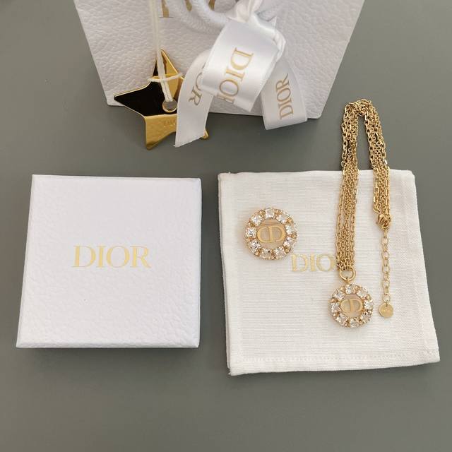 高品质 细节如图 D方钻圈项链 Z 5900，现火秒发先到先得全网独家首发墙裂推荐！Sa一盘货拿出来瞬间就被这款吸引了，绝对的C位！通体流光溢彩的，而且因为是镂