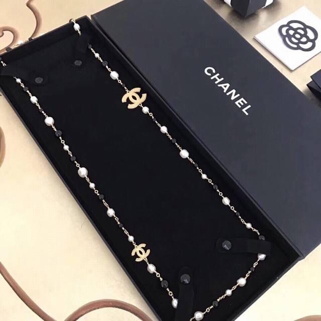 Chanel 麦穗黑白珍珠毛衣链！简单款由两枚黄金双C一大一小组合！当长链 双圈短链 三条混搭佩戴都很好看！注意这款正品无尾链，市场做了尾链的版本都错了！纯手工