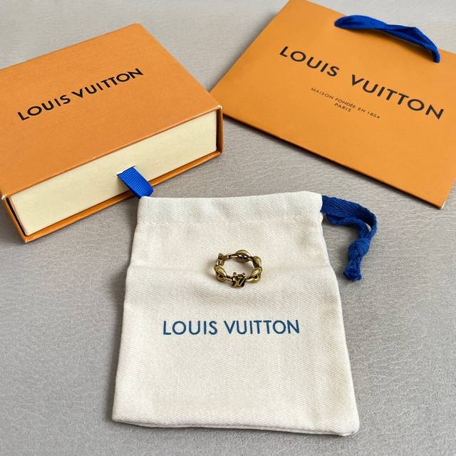 新款原单货Lv 做旧复古 戒指Louis Vuitton 路易威登 戒指专柜一致材质 火爆款出货 设计独特 复古前卫 男神、美女必备。 码数6 7 8 9码。