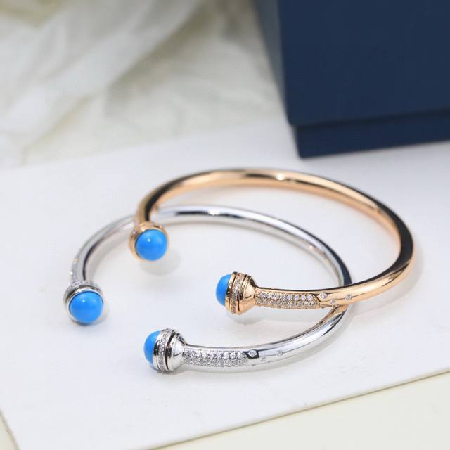 伯爵手镯伯爵专柜最新款宝石转动系列手镯，可以转动的手镯，太有意思了美呆美呆了真心美到不行精选V金材质，带Logo。独家老师傅转动工艺，Au750电镀层厚金电镀