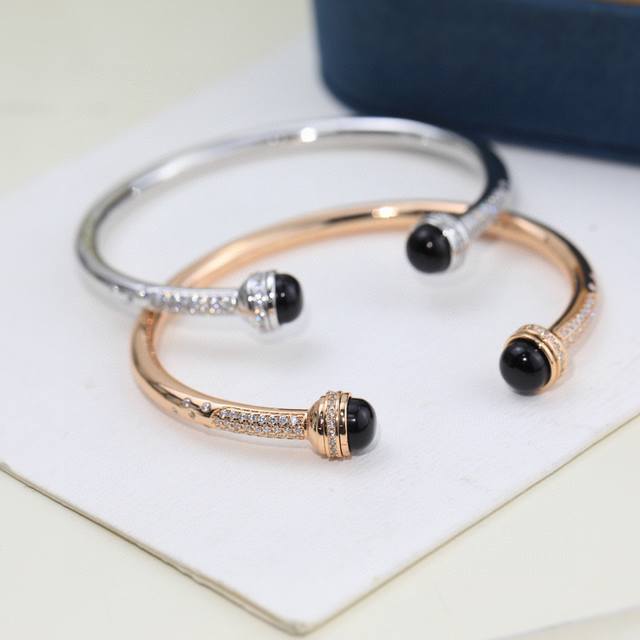 伯爵专柜最新款宝石转动系列手镯，可以转动的手镯，太有意思了美呆美呆了真心美到不行精选V金材质，带Logo。独家老师傅转动工艺，Au750电镀层厚金电镀 。