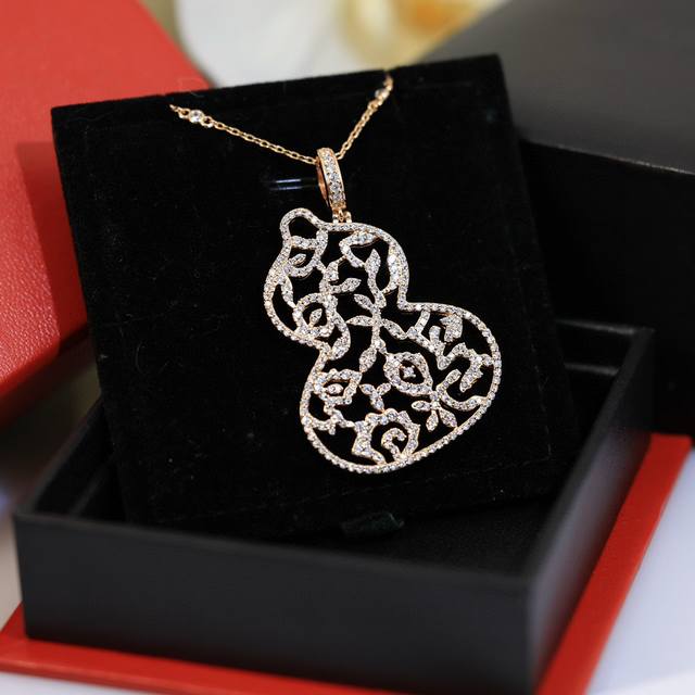 精工版本麒麟葫芦项链现货葫芦谐音＂福禄＂，寓意有福！好看又有内涵，简直毫无抵抗力！高品质，超精工，亚金材质 链长可调节！葫芦毛衣链