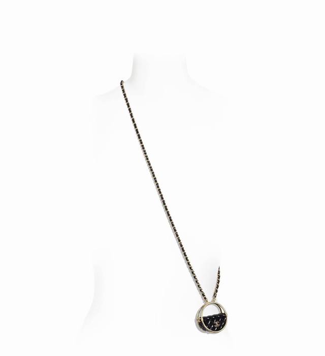 Chanel 呼啦圈斜挎小包 今年最时髦的包包。 绝对百搭不过时