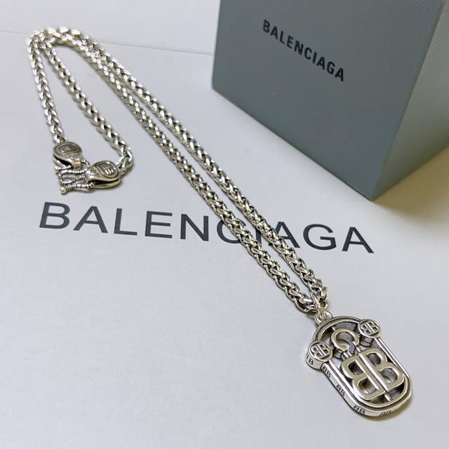 原单货新品 巴黎世家项链 Balenciaga 新款项链专柜一致 细节做工精细 每个细节流程到位 设计工艺精细 火爆款出货 设计独特 复古风格 巴黎世家项链