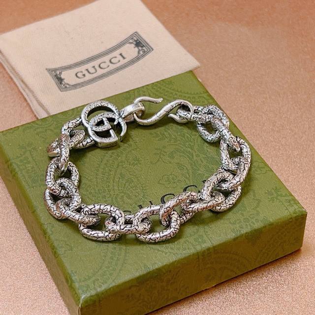 最新出炉土豪版手链 独家高品质 Gucci古驰手链最新款的经典款 精致无论款式 质感 都是绝对的顶尖Feel 只要看一眼就懂了 超 Nice 搭配衣服最佳的选择