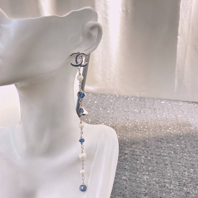 编码Ge061 Chanel香奈儿 小香经典热销款 香奈儿耳环女神必备 垂感超佳唯美的流苏让人喜到不行蓝白仿真钻交错设计不显单调真的超美腻