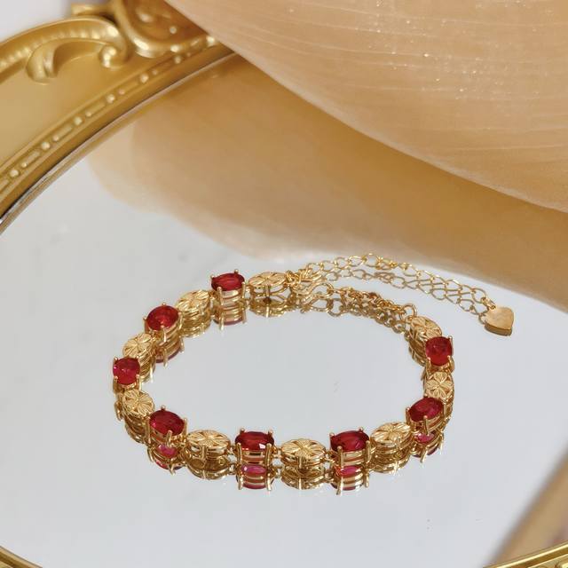 Piaget伯爵手链 高端定制版本 镶嵌钻工艺 ，V金材质 ，细节处尽显奢华。金属质感与纹理相互映衬，光线之下，熠熠生辉，体现了奢华与典雅的气质。无论是商务场合