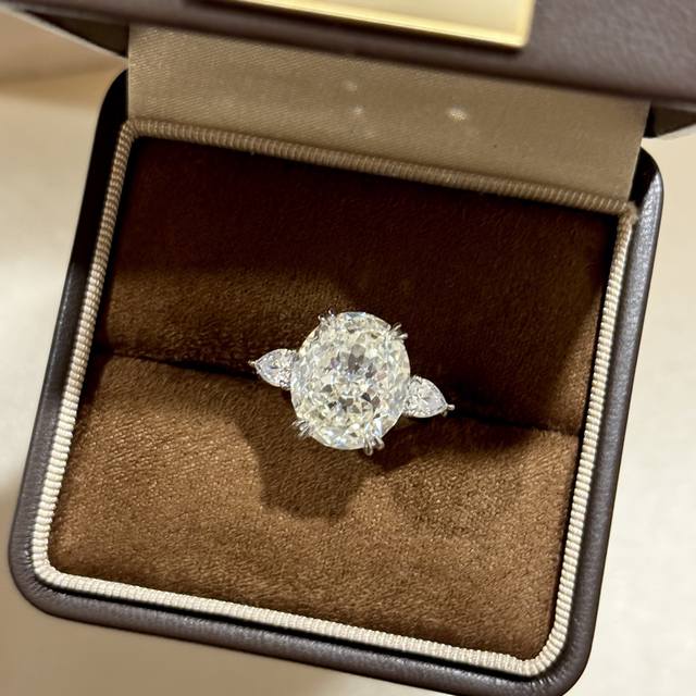 A6830 富婆系列 仿真钻 鸽子蛋 十克拉 钻石 戒指 采用珠宝 最顶尖的仿真钻 手工镶嵌 高端定制925纯银精工打造 栩栩如生，精工的切割 雍容的设计，奢华