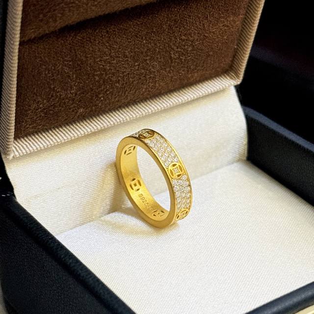 A5588 古法黄金工艺 新品 招财 铜钱 磨砂 三排钻戒指 细节超级在线别特适合日常佩戴 喜欢的小宝赶紧入手 S925纯银材质 电镀厚金 678码 纯银戒指