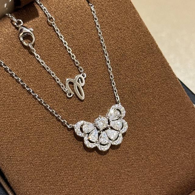 A6676 高端定制 格拉芙 高级珠宝定制系列 裙子 水滴钻 项链 尽显奢华 高端定制 奢侈 高端S925银镀铂金 高碳钻 翩翩起舞的裙子 质感超赞 上身超华丽