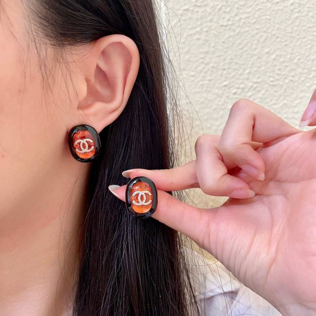 香奈儿椭圆形双C耳钉
