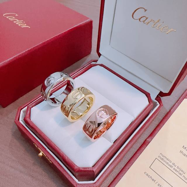 新款带钻卡地亚戒指V金材质系列 品相完美，细节无敌，那种独特的色泽完全无可挑剔，再缀以经典指环外形设计，简约之余却又优雅夺目，V金纯手工的组合更显气色，上手雅致