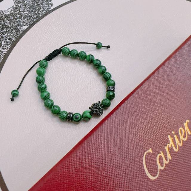 新款卡地亚豹子玛瑙手链V金材质系列 品相完美，细节无敌，那种独特的色泽完全无可挑剔，再缀以经典指环外形设计，简约之余却又优雅夺目，V金纯手工的组合更显气色，上手