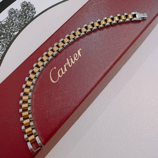 卡地亚手链手镯V金材质系列 品相完美，细节无敌，那种独特的色泽完全无可挑剔，再缀以经典指环外形设计，简约之余却又优雅夺目，V金纯手工的组合更显气色，上手雅致动人