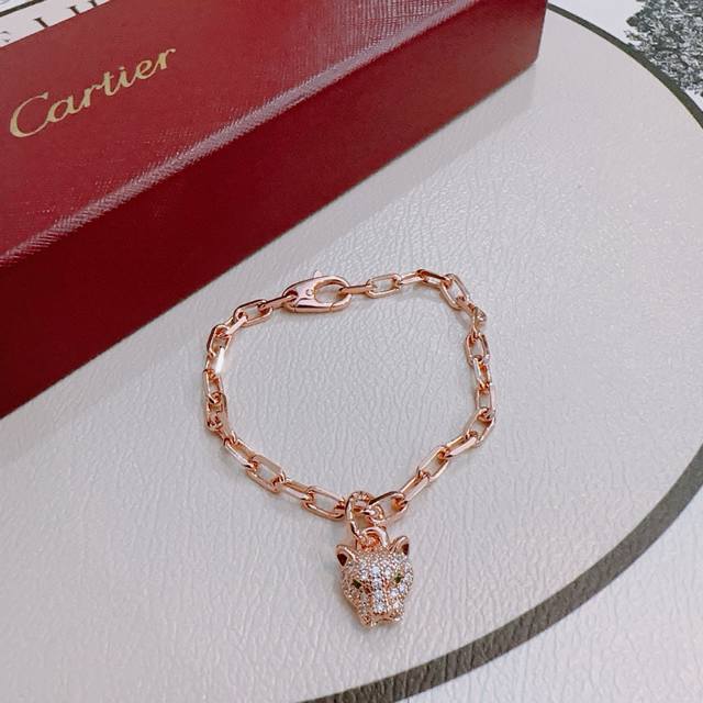新款卡地亚手链V金材质系列 品相完美，细节无敌，那种独特的色泽完全无可挑剔，再缀以经典指环外形设计，简约之余却又优雅夺目，V金纯手工的组合更显气色，上手雅致动人