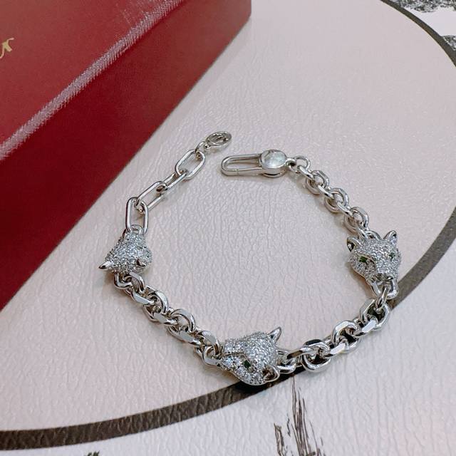 新款卡地亚手链V金材质系列 品相完美，细节无敌，那种独特的色泽完全无可挑剔，再缀以经典指环外形设计，简约之余却又优雅夺目，V金纯手工的组合更显气色，上手雅致动人