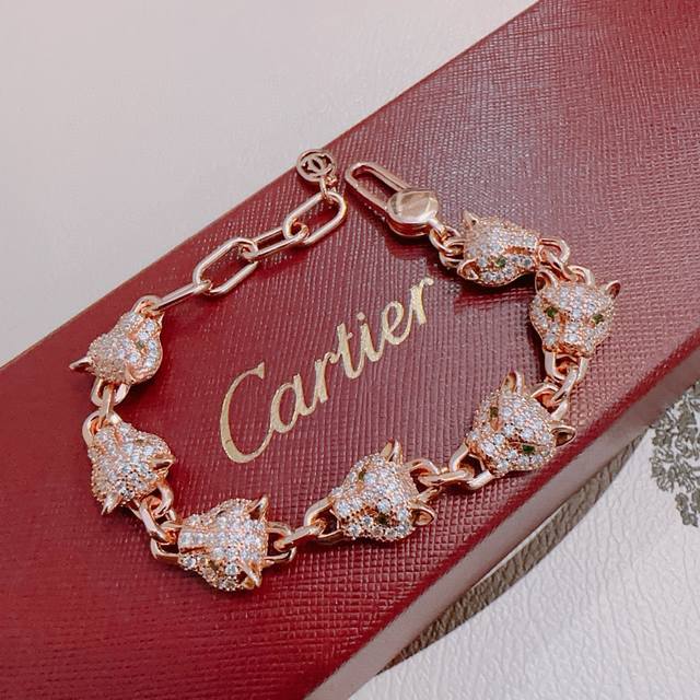 新款卡地亚手链V金材质系列 品相完美，细节无敌，那种独特的色泽完全无可挑剔，再缀以经典指环外形设计，简约之余却又优雅夺目，V金纯手工的组合更显气色，上手雅致动人