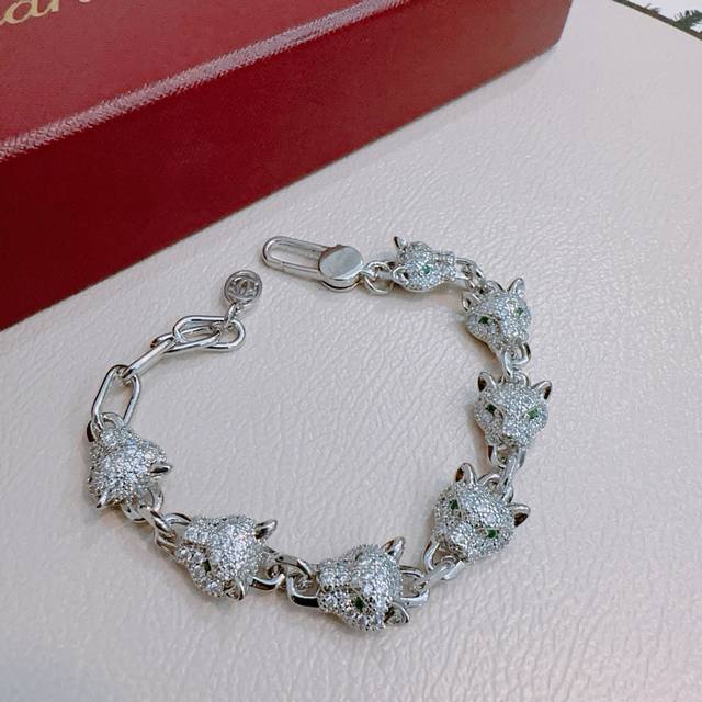 新款卡地亚手链V金材质系列 品相完美，细节无敌，那种独特的色泽完全无可挑剔，再缀以经典指环外形设计，简约之余却又优雅夺目，V金纯手工的组合更显气色，上手雅致动人