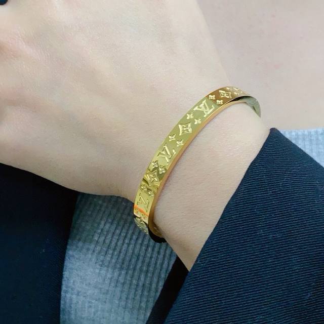新品 原单货 Lv字母雕刻窄版带Logo手镯Louis Vuitton 路易威登 专柜一致材质 火爆款出货 设计独特 复古前卫。手镯14K精工保色版 从上市以来