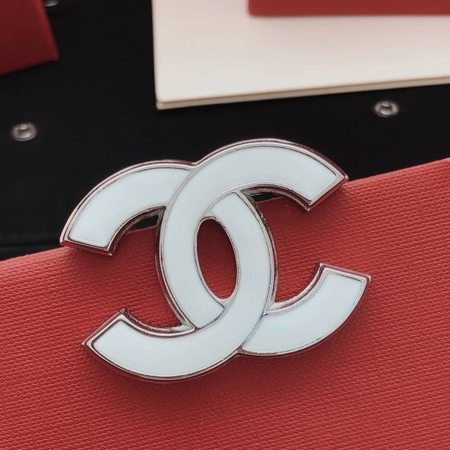 编号Xxz0219 Dio*最新款白色胸针 一致Zp黄铜材质