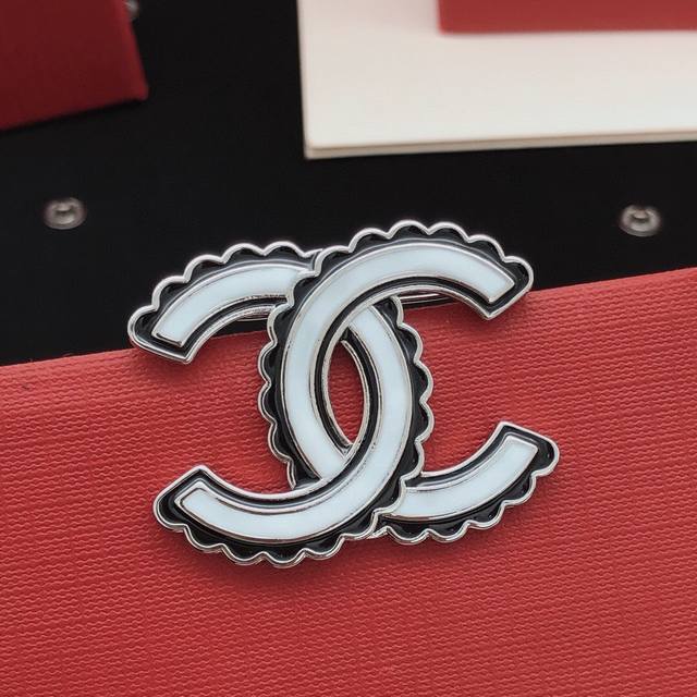 编号Xxz0214 Ch*Nel最新款白色滴油胸针 一致Zp黄铜材质