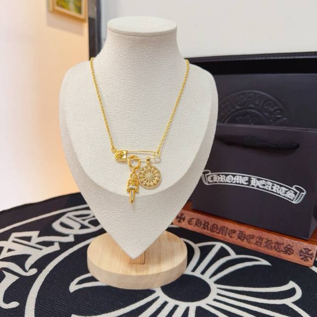 新款 专柜品质 Chrome Hearts克罗心别针十字架项链 凹凸造型不同的花纹设计风格 呈现出与众不同 十字架 童军花是克罗心的志 所以更经久不衰 正品打版