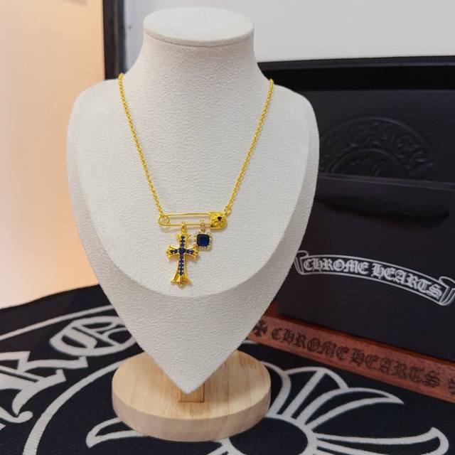 新款 专柜品质 Chrome Hearts克罗心经典复古别针项链 凹凸造型不同的花纹设计风格 呈现出与众不同 十字架 童军花是克罗心的志 所以更经久不衰 正品打