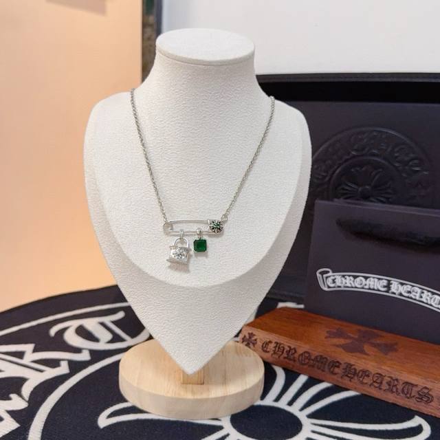 新款 专柜品质 Chrome Hearts克罗心别针项链 凹凸造型不同的花纹设计风格 呈现出与众不同 十字架 童军花是克罗心的志 所以更经久不衰 正品打版Chr