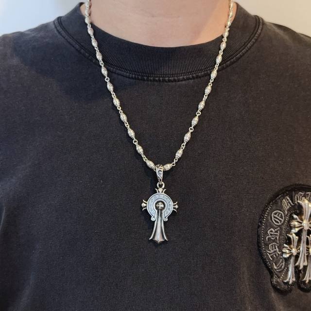 新款 专柜品质 Chrome Hearts克罗心经典复古骷髅头项链 马蹄印十字架吊坠 凹凸造型不同的花纹设计风格 呈现出与众不同 十字架 童军花是克罗心的志 所