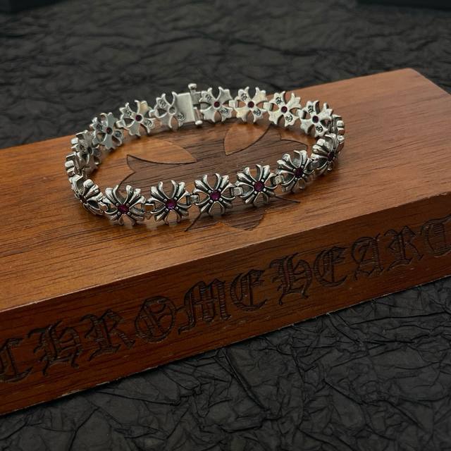 新款 专柜品质 Chrome Hearts克罗心 经典复古粉钻十字花手链 凹凸造型不同的花纹设计风格 呈现出与众不同 十字架 童军花是克罗心的志 所以更经久不衰