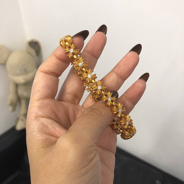 正品开版！认准独家拍摄！ Mz 新品上架 22K金镶石十字架手链 真空镀金22K 非一般工艺 尺寸可定制 认准独家拍摄！图片产品细节一致！