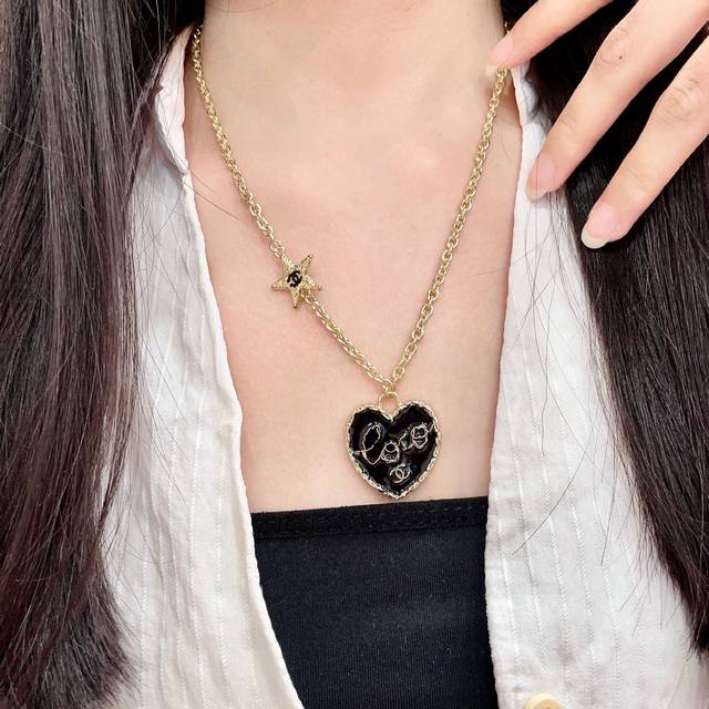 Chanel香奈儿 中古 项链小香家的款式真心无需多介绍每一款都超好看，精致大方，非常显气质.