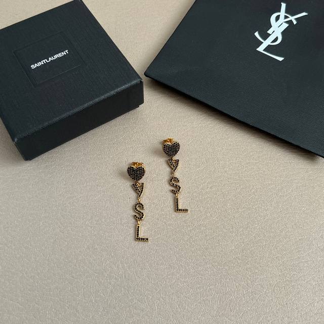 圣罗兰耳钉 金属质感超强，原装黄铜材质，优雅、抽象、大胆，潮人必备款。。