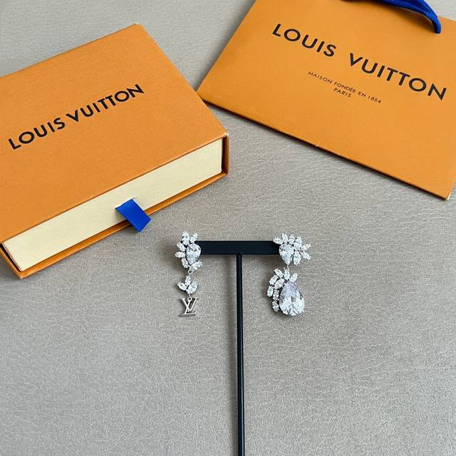 Lv珠宝系列：Louis Vuitton 横扫时尚界，走秀款，街拍，经典元素独特见解，珠宝 高端精致，纯手工打造 值得你拥有 Lv长耳钉搭配女人味十足，品质超赞