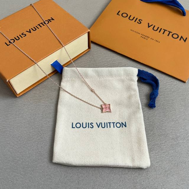 Lv 项链Louis Vuitton 路易威登专柜一致材质 火爆款出货 设计独特 复古前卫 男神、美女必备。