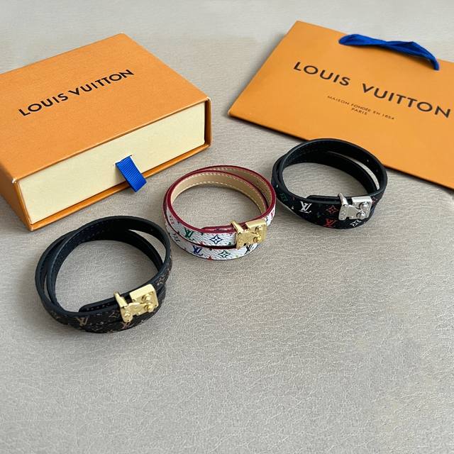 Lv 手链 项链 双用Louis Vuitton 路易威登专柜一致材质 火爆款出货 设计独特 复古前卫 男神、美女必备。 长度：40厘米。