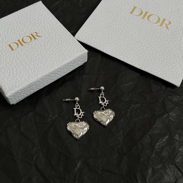 Dior 迪奥 中古 耳钉 专柜一致上新 精选原版一致 黄铜材质 甜美气质高雅。
