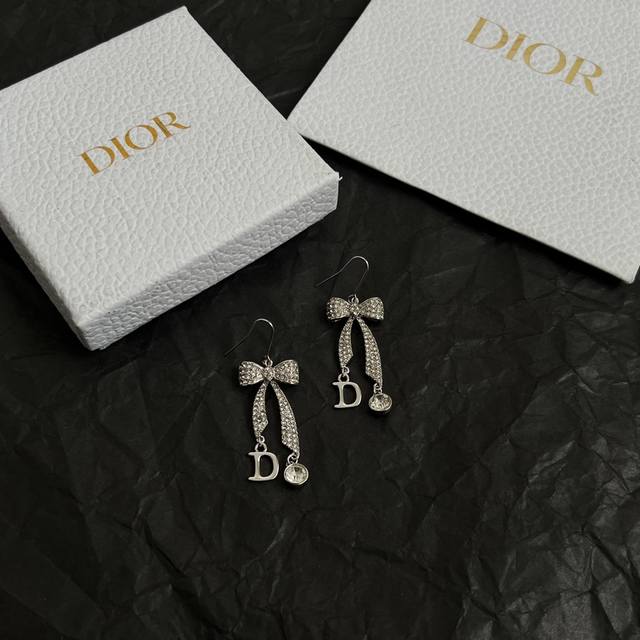 Dior 迪奥 中古 耳钉 专柜一致上新 精选原版一致 黄铜材质 甜美气质高雅。