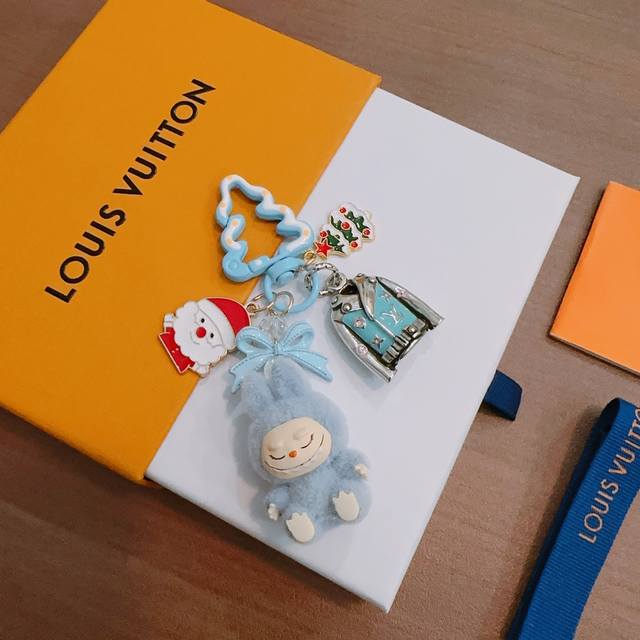 新品拉布布Lv联名钥匙扣 Lv包包扣 最新款包包挂饰档次更高明星同款Anger Forest系列经典款联名设计理念钥匙扣系列 细节对版做旧处理 非市面亮面版型