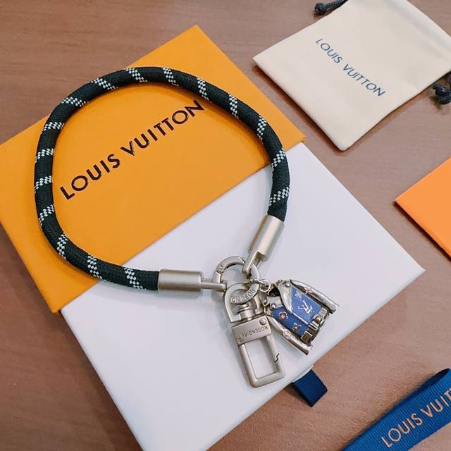 新品发布Lv钥匙扣 Lv包包扣 最新款包包挂饰档次更高明星同款Anger Forest系列经典款联名设计理念钥匙扣系列 细节对版做旧处理 非市面亮面版型 这款一