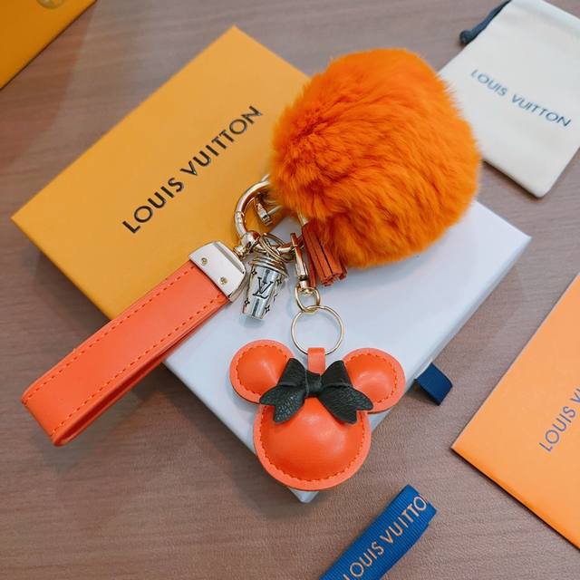 新品发布Lv钥匙扣 Lv包包扣 最新款包包挂饰档次更高明星同款Anger Forest系列经典款联名设计理念钥匙扣系列 细节对版做旧处理 非市面亮面版型 这款一