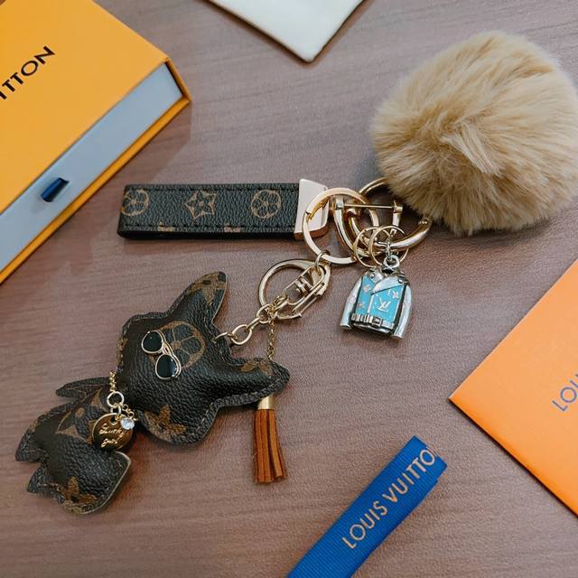 新品发布Lv钥匙扣 Lv包包扣 最新款包包挂饰档次更高明星同款Anger Forest系列经典款联名设计理念钥匙扣系列 细节对版做旧处理 非市面亮面版型 这款一