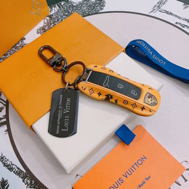 新品发布Lv钥匙扣 Lv包包扣 最新款包包挂饰档次更高明星同款Anger Forest系列经典款联名设计理念钥匙扣系列 细节对版做旧处理 非市面亮面版型 这款一