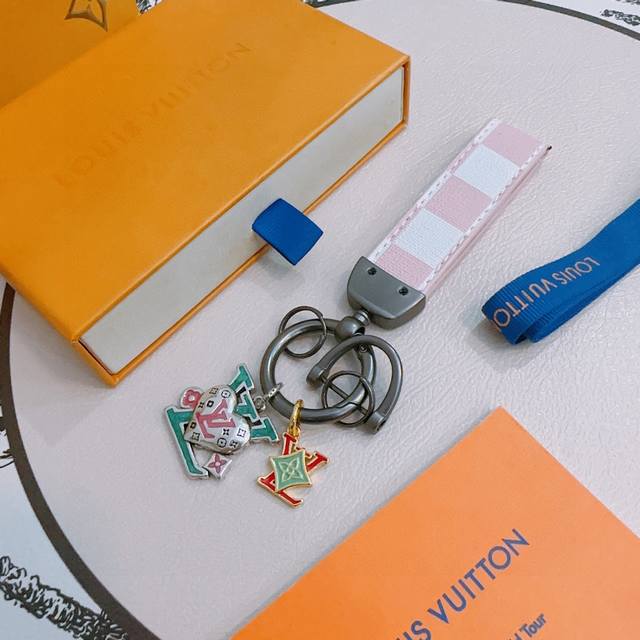 新品发布Lv钥匙扣 Lv包包扣 最新款包包挂饰档次更高明星同款Anger Forest系列经典款联名设计理念钥匙扣系列 细节对版做旧处理 非市面亮面版型 这款一
