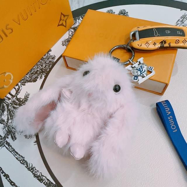 新品发布Lv钥匙扣 Lv包包扣 最新款包包挂饰档次更高明星同款Anger Forest系列经典款联名设计理念钥匙扣系列 细节对版做旧处理 非市面亮面版型 这款一
