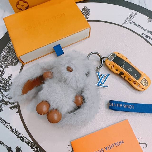 新品发布Lv钥匙扣 Lv包包扣 最新款包包挂饰档次更高明星同款Anger Forest系列经典款联名设计理念钥匙扣系列 细节对版做旧处理 非市面亮面版型 这款一