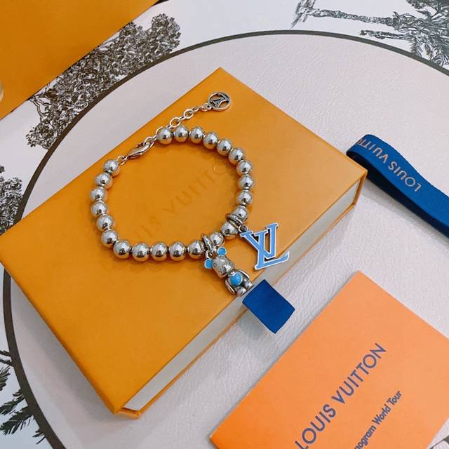 高品质路易威登Lv手链原单货专柜新款开模复古潮流时尚必备 男女均可佩戴 情侣款同款 摇滚朋克泰银风格 复古元素 潮流百搭 官网同款项链最新款链条档次更高明星经典