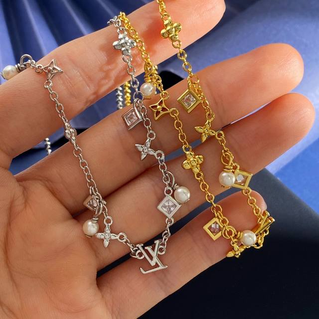 Lv路易威登韩版时尚Ins经典老花纹四叶草菱形十字花镶钻珍珠Lv字母项链 黄铜材质 金银2色 重约7.2G 项链约长40Cm+4.5Cm+1.3Cm尾牌