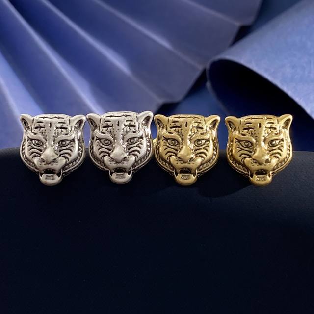 古驰Gucci欧美时尚复古做旧金属光面豹子头虎头耳钉 黄铜材质 古铜色古银色2个色 尺寸约1.3Cm*1.5Cm*0.5Cm